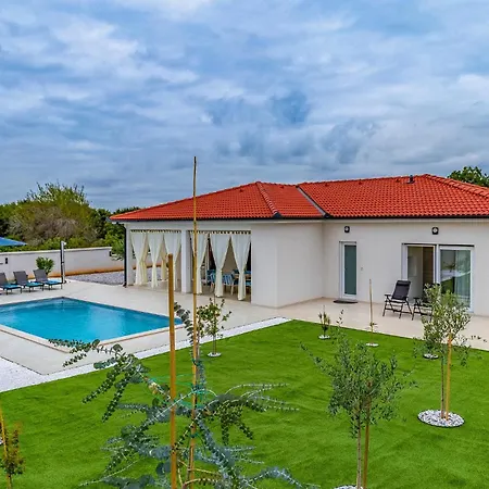 Awesome In With Kitchen Holiday home