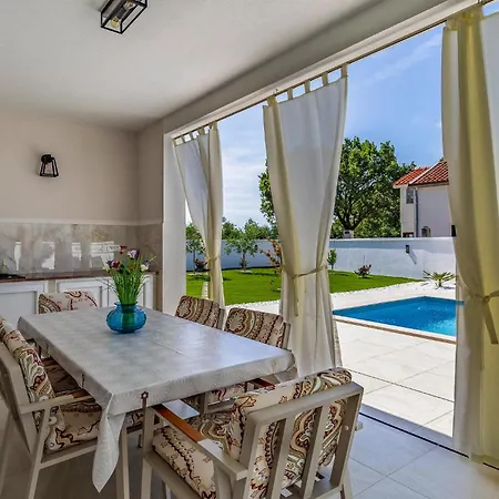 Casa vacanze Awesome In With Kitchen